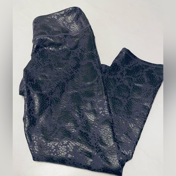 FABILETICS Power Hold Snake Skin Cropped / Capri Legging - Picture 6 of 13